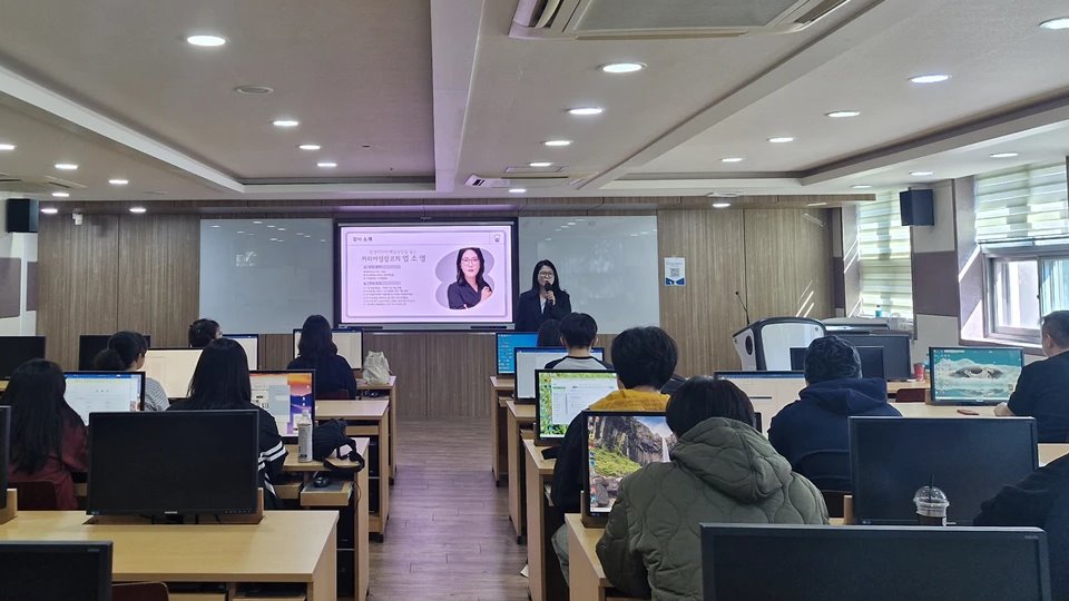 대학 취업 코칭 프로그램에서 강의하는 엄소영 코치